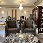 Majestic Apartment In Almazah